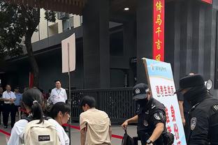 踢球者：格纳布里本周继续恢复身体状态，对阵皇马次回合可能首发